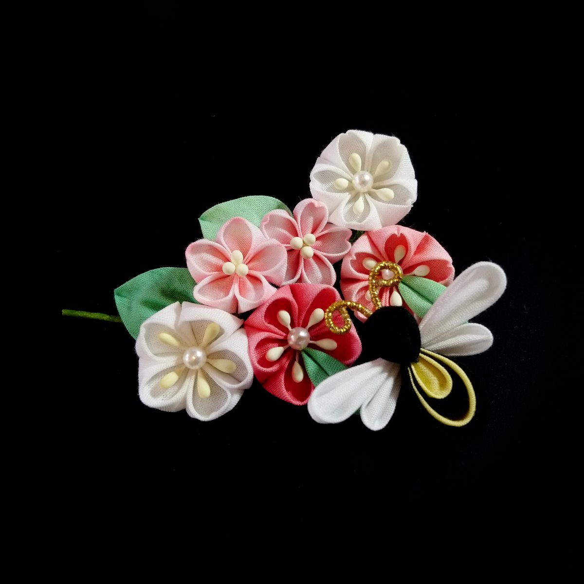 Takaracrafts's tweet photo. Today is 7-5-3 #shichigosan Festival in Japan. Children who are observing the festival would be dressed in beautiful kimonos &amp; visit the shrine to celebrate their growth &amp; well-being. Wishing a wonderful day for the children and the parents. #tsumamizaiku #britishmakers #busybee https://t.co/A2CHL7LEbr