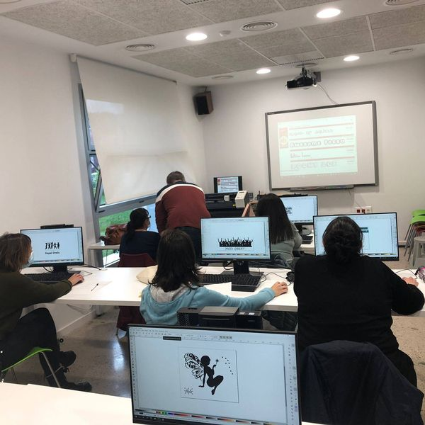 bibcaoliveres's tweet photo. Seguim explorant les possibilitats creatives de la tecnologia
En aquest taller hem après a dissenyar en 2D amb programari lliure, el proper dia, més! 
#bibliolabxbm 
@bibliotequesxbm 

#laboratorisportàtils #talldevinil #creaelteulema #BibliotequesVO https://t.co/o69FAaxpc8