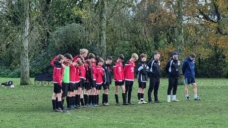 RayneYFC's tweet photo. Rayne Youth's Under 15 side remember the fallen before their match yesterday #lestweforget2021 https://t.co/3lwMffQa0Y