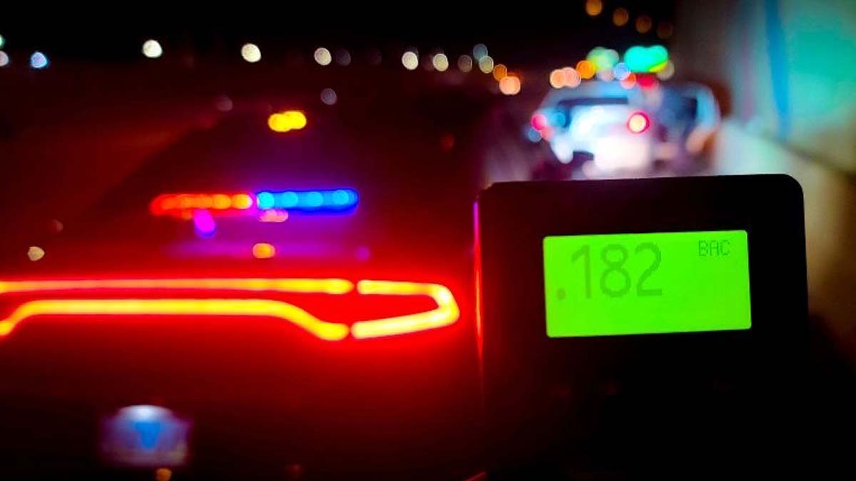 ZeroFatalsNV's tweet photo. Here’s a #SoberingStatistic. Approximately 1/2 of all traffic fatalities are related to impaired driving. If you’re drinking, don’t drive. #DriveSober or get pulled over. 🚨 #ZeroFatalities #DesignatedDriver https://t.co/yQuyuXLlly