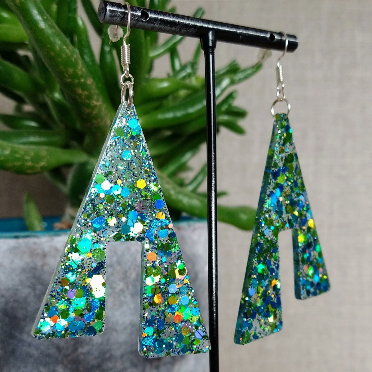 moghopstudio's tweet photo. They might not strictly be Christmas trees, but they sure remind me of them! I've no idea what this shape is (a legged triangle?!?!). Full of green holographic glitter, they're perfect for the Christmas season.
#christmas #christmasearrings #folksy #etsyuk #handmadeintheUK https://t.co/ObrGRY06vr