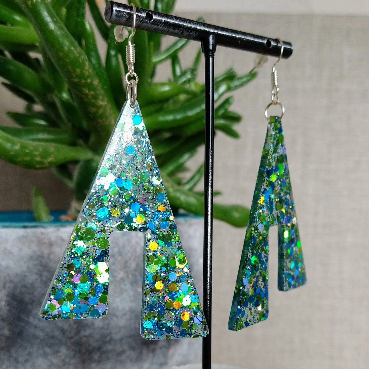 moghopstudio's tweet photo. They might not strictly be Christmas trees, but they sure remind me of them! I've no idea what this shape is (a legged triangle?!?!). Full of green holographic glitter, they're perfect for the Christmas season.
#christmas #christmasearrings #folksy #etsyuk #handmadeintheUK https://t.co/ObrGRY06vr