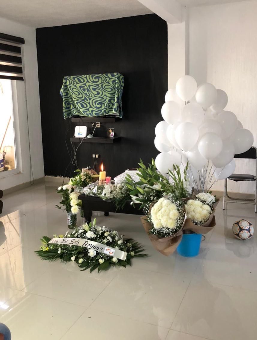 liza_bethj's tweet photo. Hace una semana estaba tan emocionada que al fin iba a conocer a mi bebé después de 9 meses! 
Nunca imaginé que solo lo tendría en mis brazos 3 minutos! 
Mami te ama y extraña mucho baby Elian 👼🤍💙
Nov-8 🙏🏽👼💙🤍 https://t.co/7aPXZ3qDb3