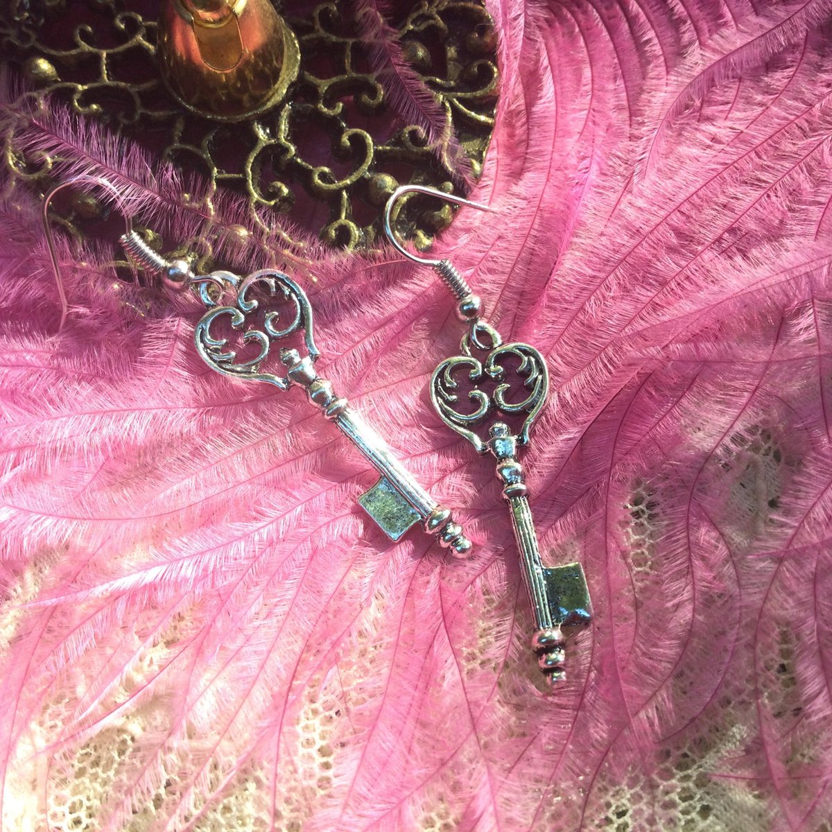 These #keyearrings are so dainty and lightweight to wear. $9.95 with #freeshipping. More #charmjewelry in our #etsyshop. #CelticJewelry #SteampunkCosplay #FairytaleJewelry #AliceinWonderlandJewelry #VictorianEarrings
#SteampunkJewelry #giftforwife etsy.me/3nfrhAs