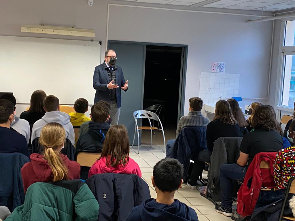 RachidTemal's tweet photo. Très heureux d’être, à nouveau, au Collège Frania Eisenbach-Haverland à #Menucourt pour échanger, dans le cadre de la « Quinzaine de la Citoyenneté et du Respect » avec des élèves de 4e et de 3e sur le #Senat, le fonctionnement de notre démocratie..

Passionnant et enrichissant https://t.co/Ao9UnTeoS3