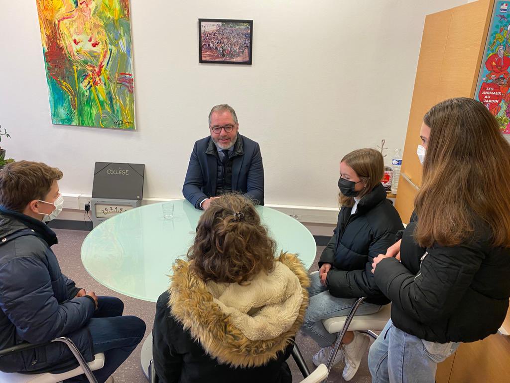RachidTemal's tweet photo. Très heureux d’être, à nouveau, au Collège Frania Eisenbach-Haverland à #Menucourt pour échanger, dans le cadre de la « Quinzaine de la Citoyenneté et du Respect » avec des élèves de 4e et de 3e sur le #Senat, le fonctionnement de notre démocratie..

Passionnant et enrichissant https://t.co/Ao9UnTeoS3
