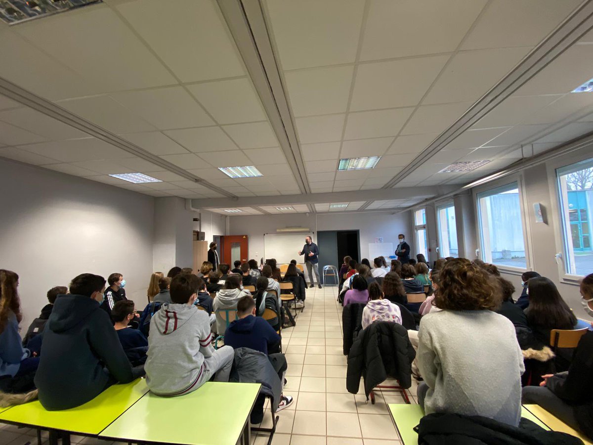 RachidTemal's tweet photo. Très heureux d’être, à nouveau, au Collège Frania Eisenbach-Haverland à #Menucourt pour échanger, dans le cadre de la « Quinzaine de la Citoyenneté et du Respect » avec des élèves de 4e et de 3e sur le #Senat, le fonctionnement de notre démocratie..

Passionnant et enrichissant https://t.co/Ao9UnTeoS3