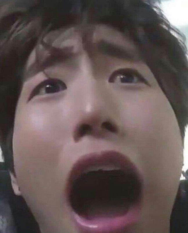 Stray kids минхо бойфренд. чанбин в шортах. хенджин красит волосы. минхо накормил хенджина салфетками. минхо stray kids ест.