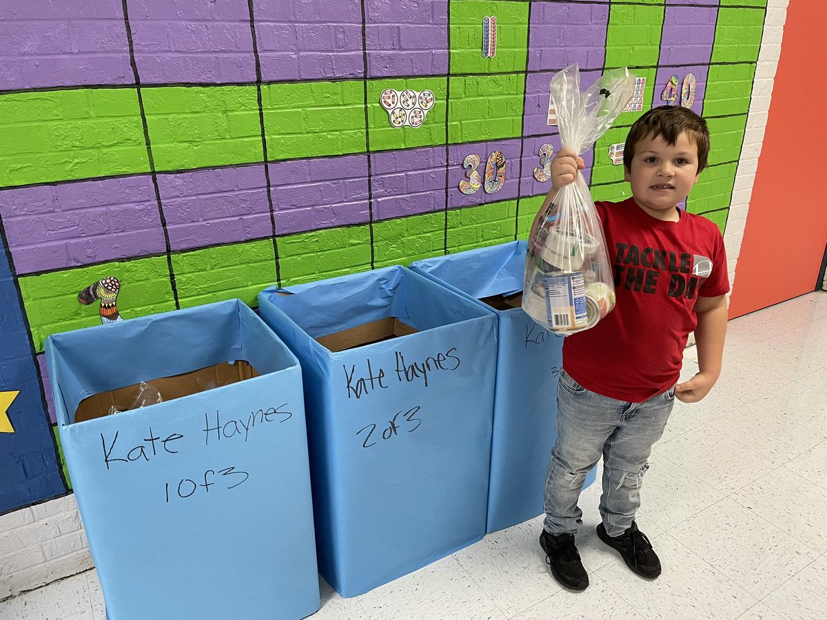CathyNielson3's tweet photo. The food drive is officially underway! #beepbeep @haynes_nwa #growinghaynes #iamwfisd @LIZreedT @TristanBrowne https://t.co/6cKakvOzD8