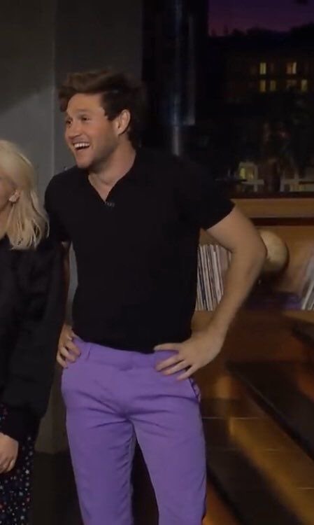 iComfortNarry's tweet photo. Harry and Niall with purple pants own me https://t.co/CW6PFoO2JT