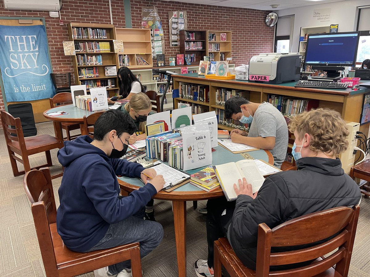 BSMSLibrary's tweet image. Book tasting w 7th gr in action! @BayShoreMSLrnrs @BayShoreSchools @BayShoreSD_ELA @ChrisKauter