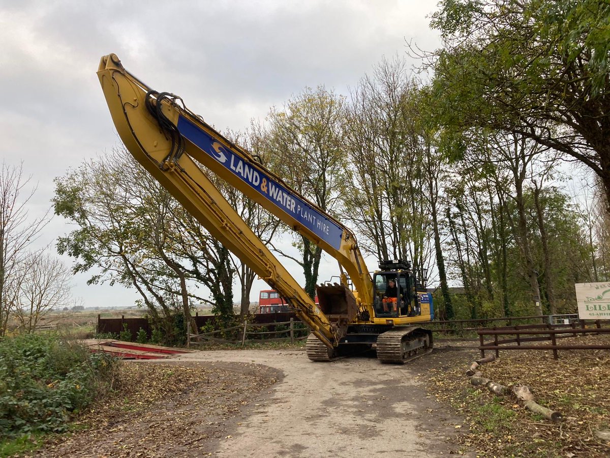 DeTom48's tweet photo. Today this mega beast arrived #Hacklinge near #Sandwich and will be used to de silt the North and South stream, improving water conveyance, protecting properties from flood risk @COP26🌍 @EnvAgencySE @ADA_updates @kent_cc https://t.co/qlYf2DQHP1