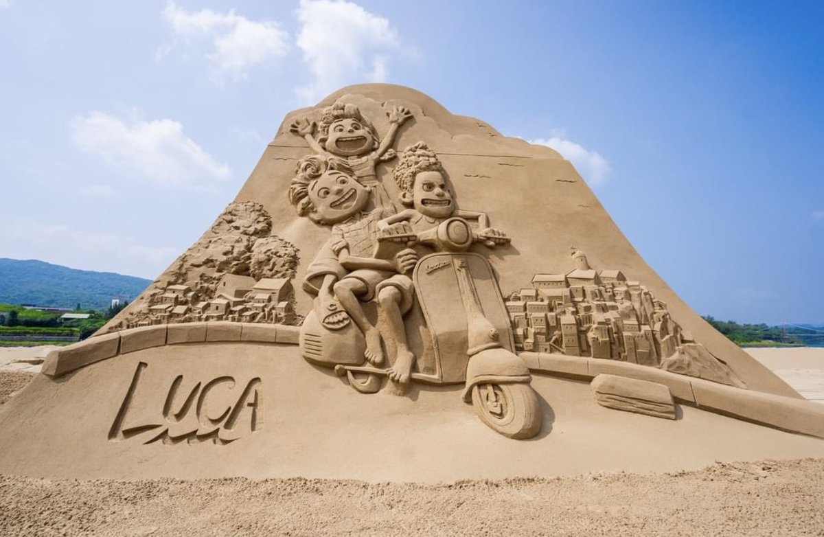 ultravioleta_co's tweet photo. 🛵 🐠 🎈Películas esculpidas en arena por artistas taiwaneses que dedicaron más de 2200 horas con los diferentes temas de Pixar para exhibir en el Fulong Sand Art Festival.

#talent #ultravioleta #creative #creativity #design #pixar #fulongsandartfestival #sculpture  @Pixar https://t.co/6Jk2qMxMeP