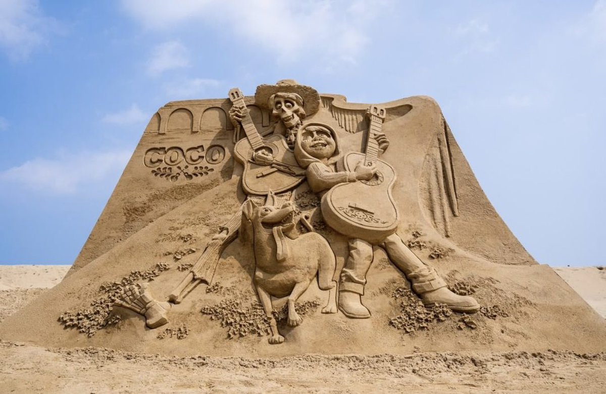 ultravioleta_co's tweet photo. 🛵 🐠 🎈Películas esculpidas en arena por artistas taiwaneses que dedicaron más de 2200 horas con los diferentes temas de Pixar para exhibir en el Fulong Sand Art Festival.

#talent #ultravioleta #creative #creativity #design #pixar #fulongsandartfestival #sculpture  @Pixar https://t.co/6Jk2qMxMeP