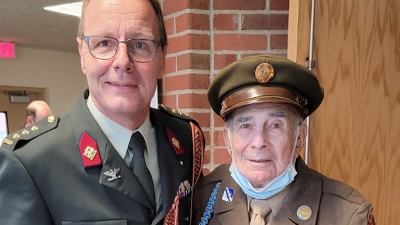NLDefatUSA's tweet photo. Thank you, NL military attaché @PElverding, for representing us Saturday at a fundraiser in New York to send 17 #WWII veterans to the American War Cemetery in Margraten in May 2022 for the rescheduled 75th anniversary of the Dutch liberation. https://t.co/lzborgo2fs