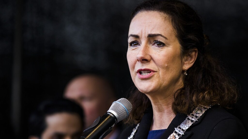 RTLnieuws's tweet photo. Burgemeester Halsema heeft besloten om het nationale aftelmoment op het Museumplein en de vuurwerkshows te annuleren | Liveblog https://t.co/IvGR6lxZwy https://t.co/f59GWkzi15