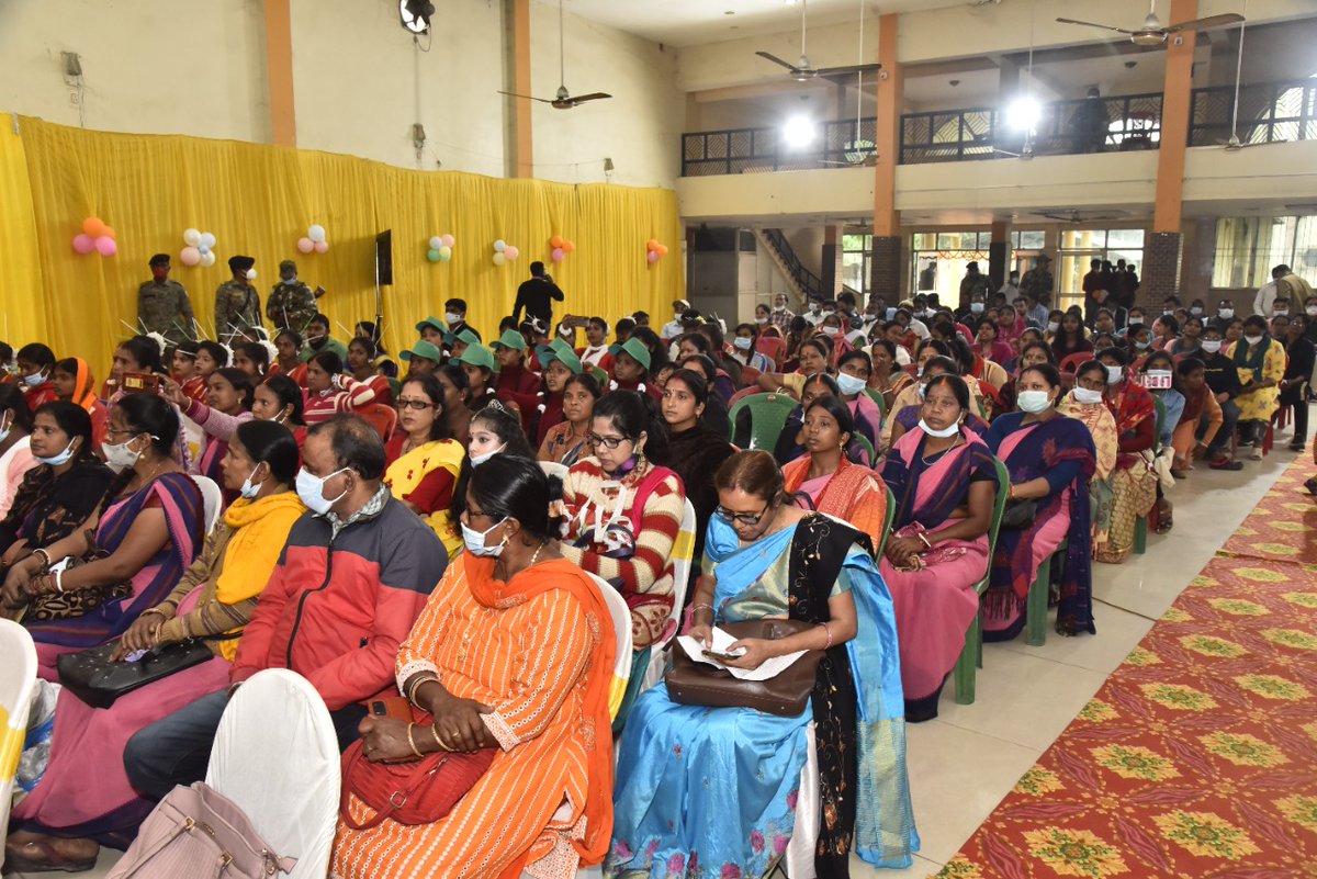 भगवान बिरसा मुंडा की जयंती एवं राज्य स्थापना दिवस के अवसर पर जिला प्रशासन रामगढ़ द्वारा सोमवार को श्री गुरु नानक पब्लिक स्कूल रामगढ़ में जिला स्तरीय कार्यक्रम का आयोजन किया गया। <a href="/DC_Ramgarh/">DC Ramgarh</a>  <a href="/RamgarhSdm/">SDM Ramgarh</a>  <a href="/prdjharkhand/">IPRD Jharkhand</a>