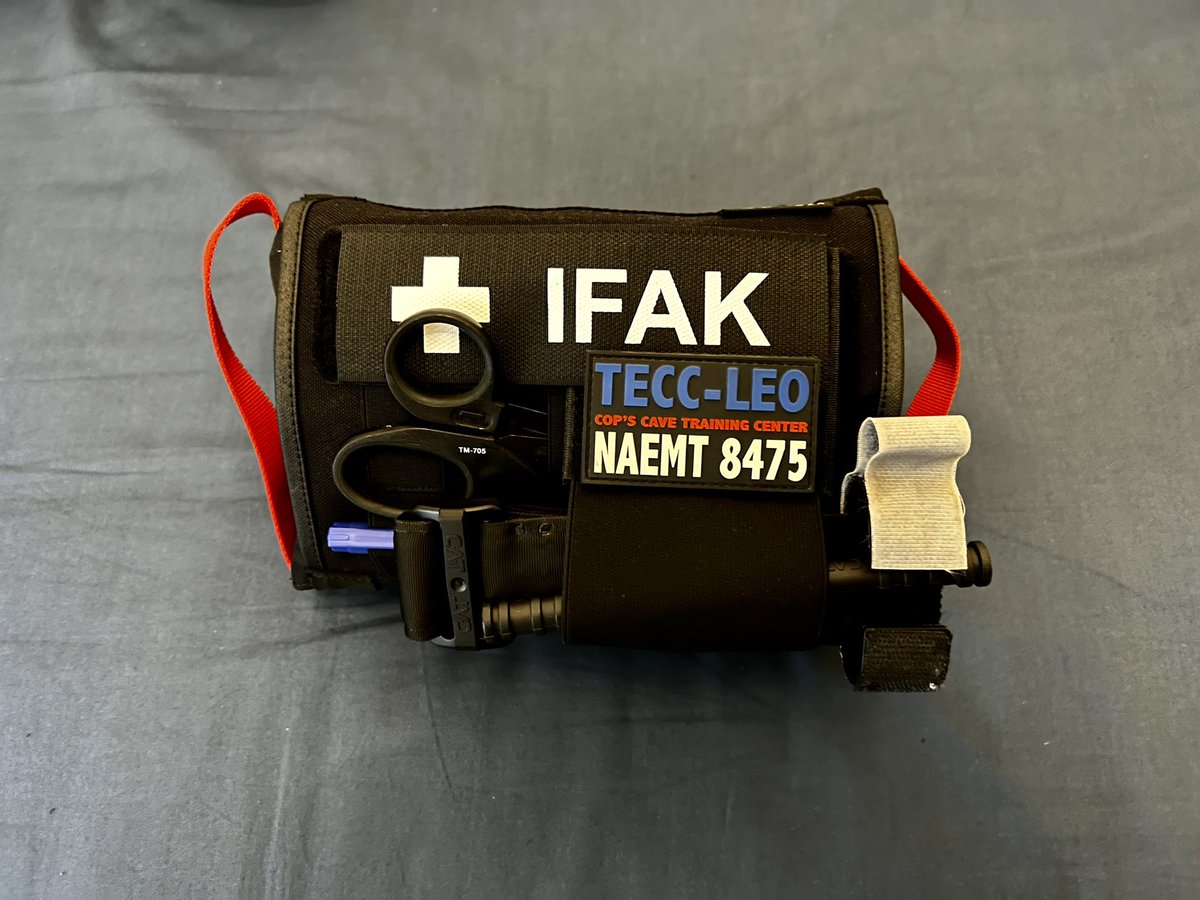 sjm_xxxv's tweet photo. 👮🏻‍♂️MATERIAL POLICIAL👮🏻‍♂️🩸⚠️🩸Nuevo #ifak para el vehículo!! Viene con sistema de anclaje al reposa cabezas y sistema de extracción rápida. Lo llevaré en mi vehículo particular así como en el patrulla como equipo sanitario secundario (siguiente tweet el material que llevo dentro) https://t.co/CycZTdfnbW