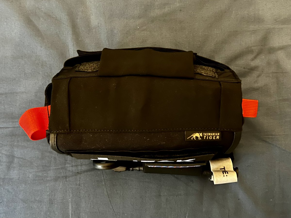 sjm_xxxv's tweet photo. 👮🏻‍♂️MATERIAL POLICIAL👮🏻‍♂️🩸⚠️🩸Nuevo #ifak para el vehículo!! Viene con sistema de anclaje al reposa cabezas y sistema de extracción rápida. Lo llevaré en mi vehículo particular así como en el patrulla como equipo sanitario secundario (siguiente tweet el material que llevo dentro) https://t.co/CycZTdfnbW