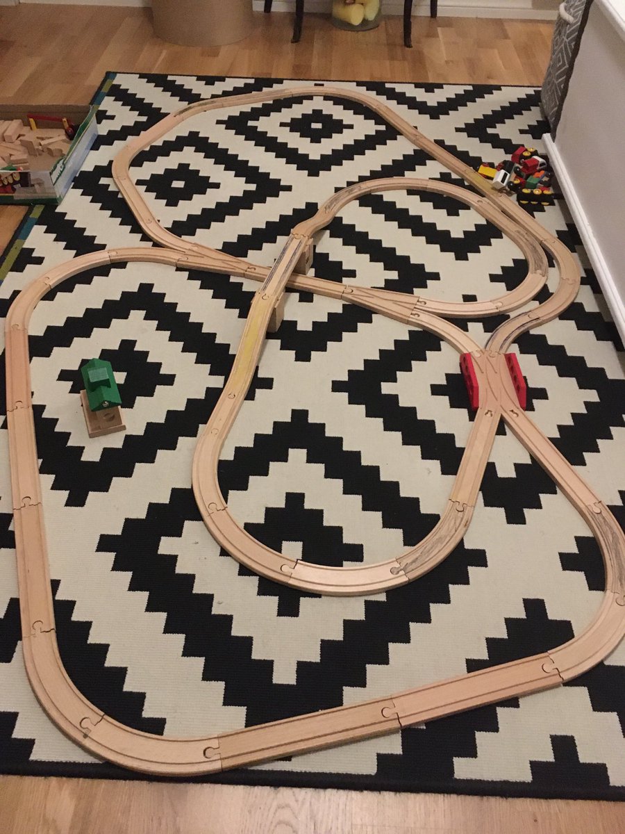 JalkanenTero's tweet photo. Tehtiin taas #junarata. #Taapero ei jaksanut tosin ajaa sitä ympäri kertaakaan 😅 Onkohan tämä enemmän isän harrastus 🤔 https://t.co/v4k8sInkYY