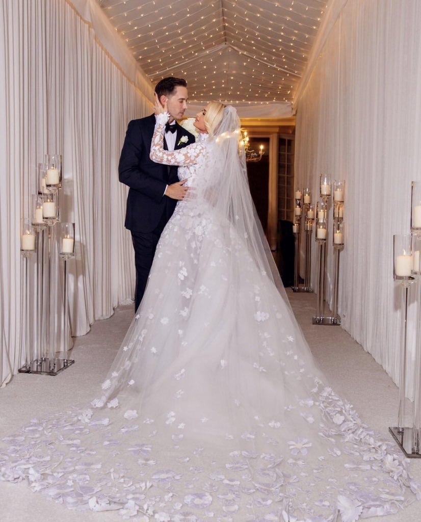 DInfartaaa's tweet photo. #deensueño
Mis #pequeñaaas nuestra #amadaaa #starsareblinddelpop y #socialite @parishilton se caso este fin de semana y se veía #increiblemente ESPECTACULAR!!! El encargado de vestirla fue @oscardelarenta 😍😍😍😍
#deinfartaaanews #parishilton #oscardelarenta https://t.co/JqzcknSDMo