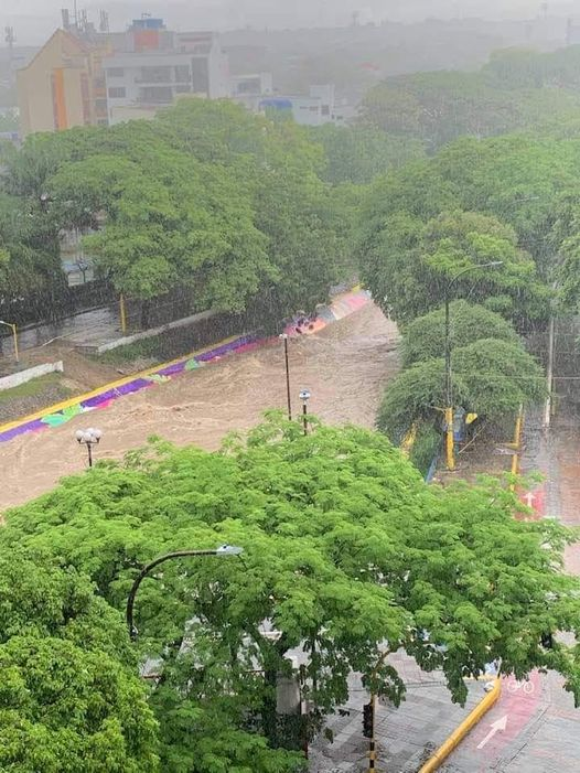 InfoDigitalCo's tweet photo. #Atención #Neiva | 🚨 ¡La Toma no da más!   
Estas son las imágenes que se registran de los  últimos minutos en Neiva, donde se ve al caño de La Toma casi que desbordado a causa del fuerte aguacero que tuvo lugar desde la madrugada de este lunes festivo.

Vía: ℹ: Opanoticias https://t.co/l6d0DB92pj