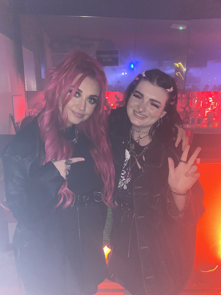 i am SO HAPPY I GOT TO MEET THEM AHSJFKTT <a href="/BronnieMusic/">BRONNIE</a> and <a href="/Markhughesuk/">MRKY MRK</a> thank u for walking me to the pub so i wouldn’t die 😌