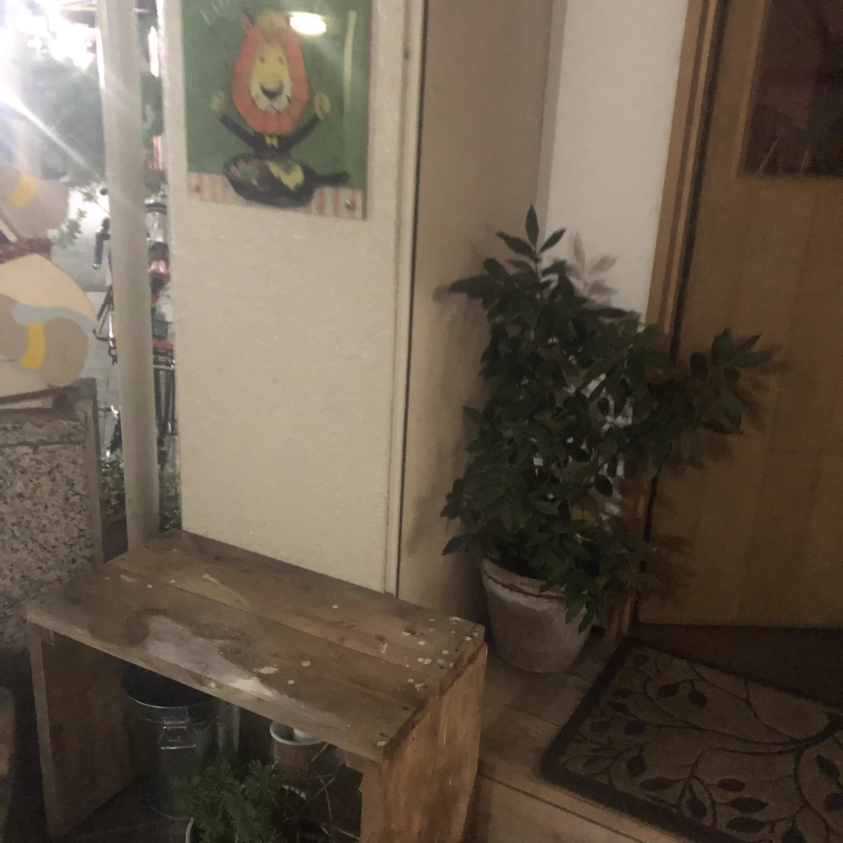 拡散希望！お店の前に置いていた木彫りのライオンが盗まれた！