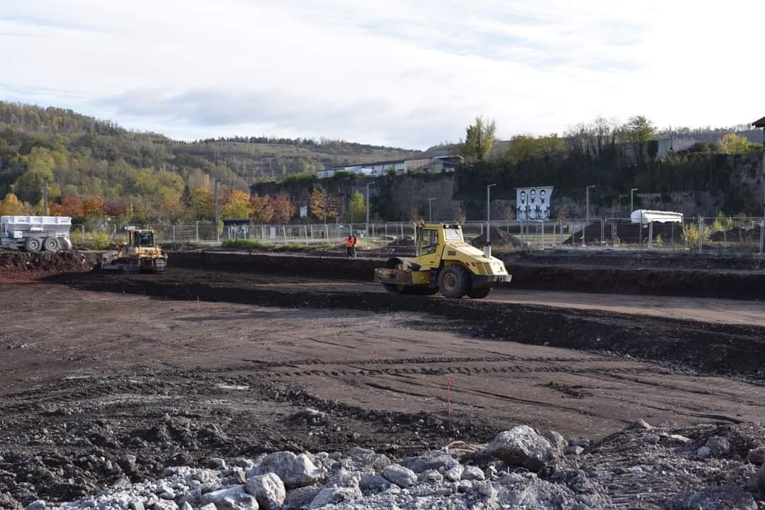 Decazeville12's tweet photo. 📍 [CHANTIER CENTRE COMMERCIAL]

👉 Travaux de reconstitution de sol sous bâtiments par démolition des ouvrages bétons enterrés, extraction des matériaux, concassage, mélange suivant recette, traitement à la chaux et mise en remblai.

✅ Photos Rouquette TP

#decazeville #aveyron https://t.co/udeashmdW2