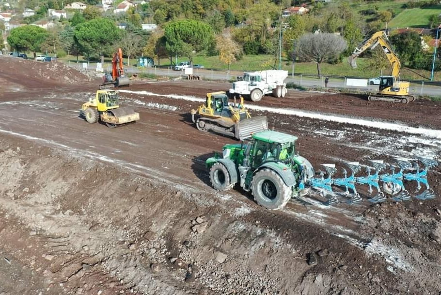 📍 [CHANTIER CENTRE COMMERCIAL]

👉 Travaux de reconstitution de sol sous bâtiments par démolition des ouvrages bétons enterrés, extraction des matériaux, concassage, mélange suivant recette, traitement à la chaux et mise en remblai.

✅ Photos Rouquette TP

#decazeville #aveyron