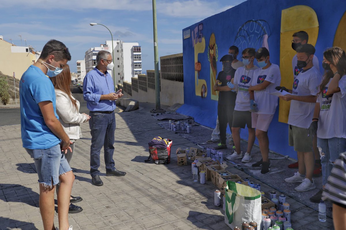 aytolpgc's tweet photo. La asociación juvenil Felices con Narices ha desarrollado estos días el proyecto 'Arte Urbano', una iniciativa presentada a los Presupuestos Participativos. Su objetivo:  promover y potenciar el movimiento asociativo en los jóvenes. Hoy les acompañó el concejal @PriscoAlfonso https://t.co/dUixQRv2Bb