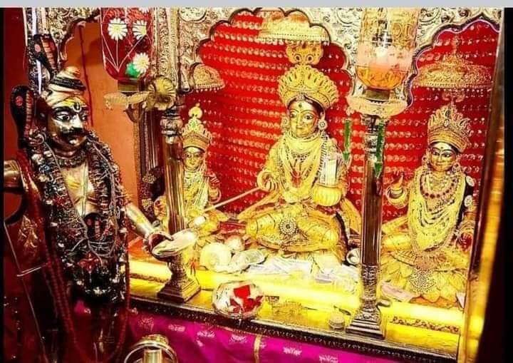 RanjeetTiwarinc's tweet photo. काशी विश्वनाथ कॉरिडोर के नाम पर हजारों साल पुराने मंदिरों को तोड़ने वाले लोग भारत से चोरी हुई (किस मंदिर से हुई कोई नहीं जानता)
मां अन्नपूर्णा की खंडित मूर्ति को विश्वनाथ मंदिर में स्थापित करने का इवेंट कर रहे हैं ,
उसका बहुत बड़ा कारण यह है 1/1 https://t.co/jK0ElrSyTZ