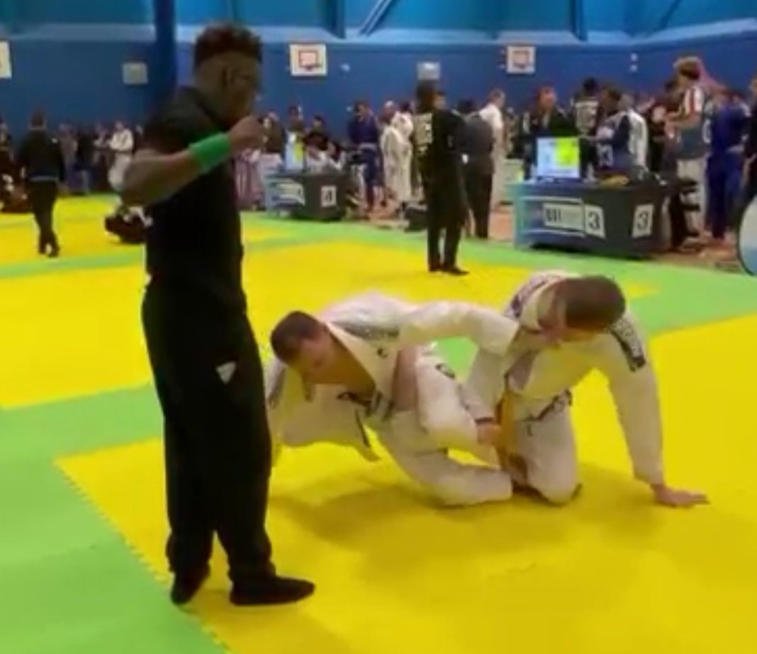 Andrew_Jitsu81's tweet photo. Knees pretty sore today
Had to explain to the ref and my opponent mid match that this was in fact reaping π€¦ββοΈ
#AllStarsBJJ #SouthernPro
#BJJ #JiuJitsu #PureArtBJJ https://t.co/c3ruk2Iq3b