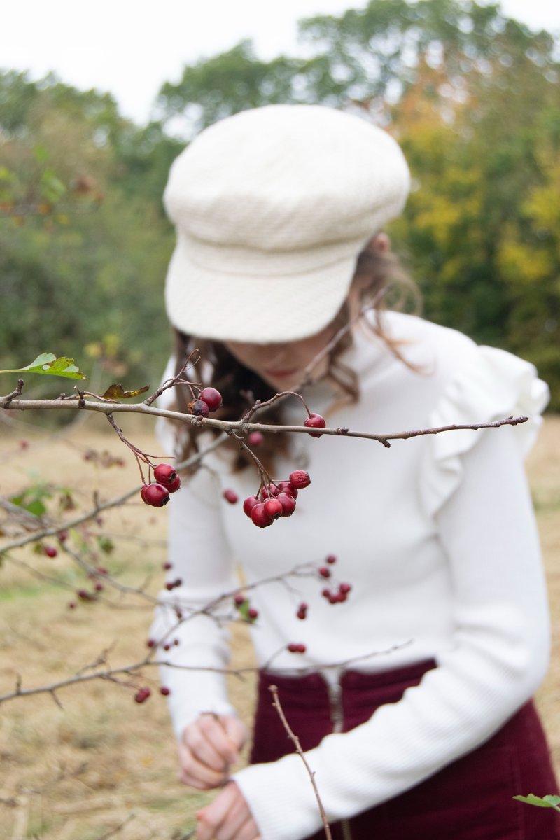 MollyG_Photo's tweet photo. Whilst taking my portrait photos I can across these winter red berries on a branch I felt I just had to incorporate them into my photos for my project ! https://t.co/RqMjANpXHH