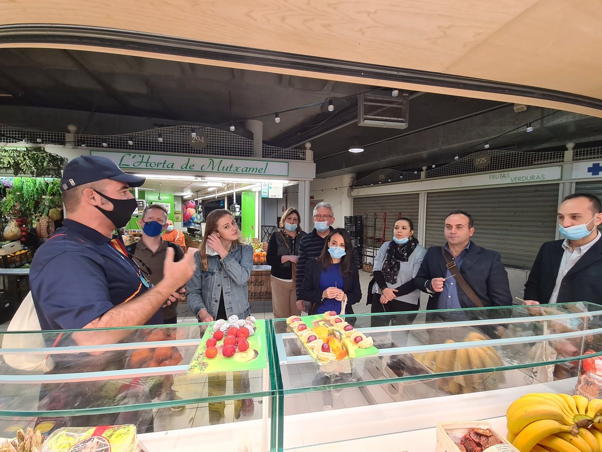 costablancaorg's tweet photo. Agentes de turismo idiomático de Francia, Suecia, Alemania, Italia, Malta y Polonia visitan la #CostaBlanca. Hoy con gastrotur y talleres de sangría y arroz en Alicante 🍷🥘 #EnjoyAndLearn #Promoción. https://t.co/kkEQbVKQij