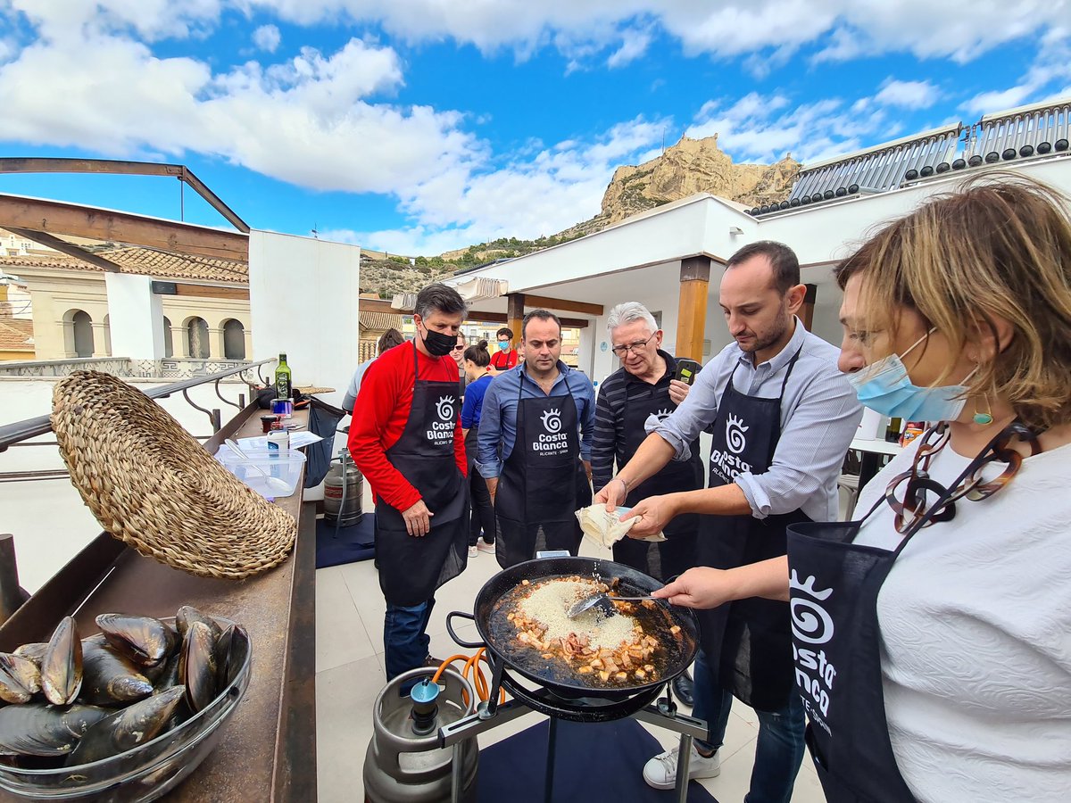costablancaorg's tweet photo. Agentes de turismo idiomático de Francia, Suecia, Alemania, Italia, Malta y Polonia visitan la #CostaBlanca. Hoy con gastrotur y talleres de sangría y arroz en Alicante 🍷🥘 #EnjoyAndLearn #Promoción. https://t.co/kkEQbVKQij