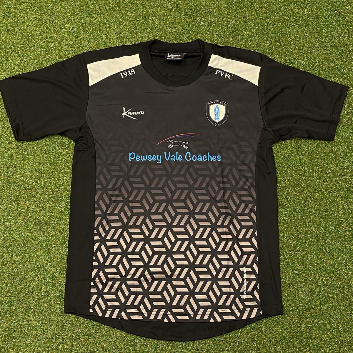 pewseyvalefc's tweet photo. 𝙉𝙀𝙒 𝙏𝙃𝙍𝙀𝘼𝘿𝙎 🧵

Big thanks to @KarutaSports for providing our brand new home kit, goalie kit, off field tee &amp; waterproof pullover 🙌🔥 

#UTV ⚪️⚫️ https://t.co/c5f5mPE212