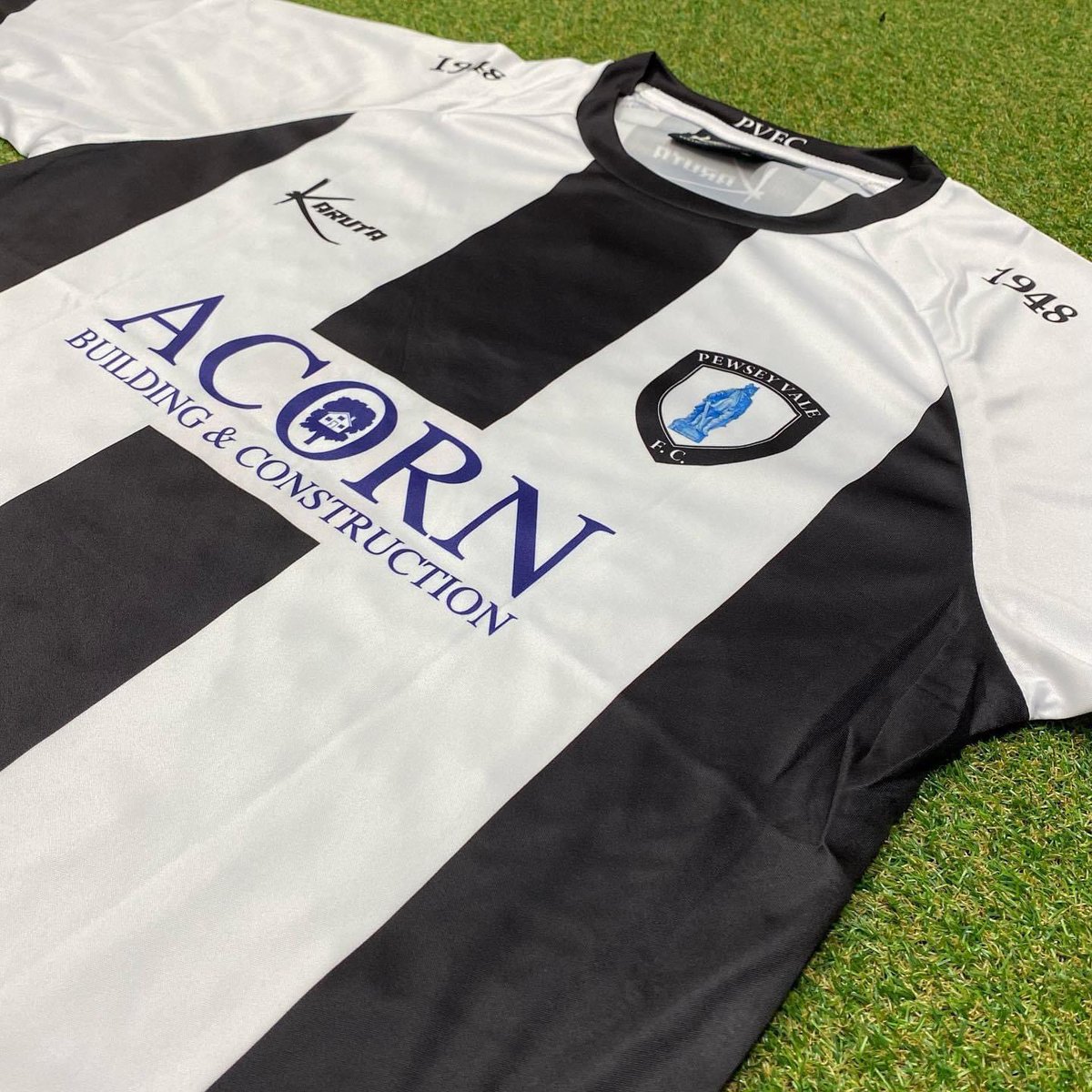 pewseyvalefc's tweet photo. 𝙉𝙀𝙒 𝙏𝙃𝙍𝙀𝘼𝘿𝙎 🧵

Big thanks to @KarutaSports for providing our brand new home kit, goalie kit, off field tee &amp; waterproof pullover 🙌🔥 

#UTV ⚪️⚫️ https://t.co/c5f5mPE212