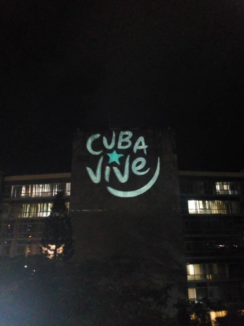 RadiocubaSTX's tweet photo. Los grandes medios y las redes sociales digitales funcionan como plataformas efectivas para la manipulación y la mentira sin límites. Detrás de cada ser que duda o que comparte una noticia falsa, ellos se anotan una pequeña y maligna victoria.-#CubaVive https://t.co/anaMcOp4Iw
