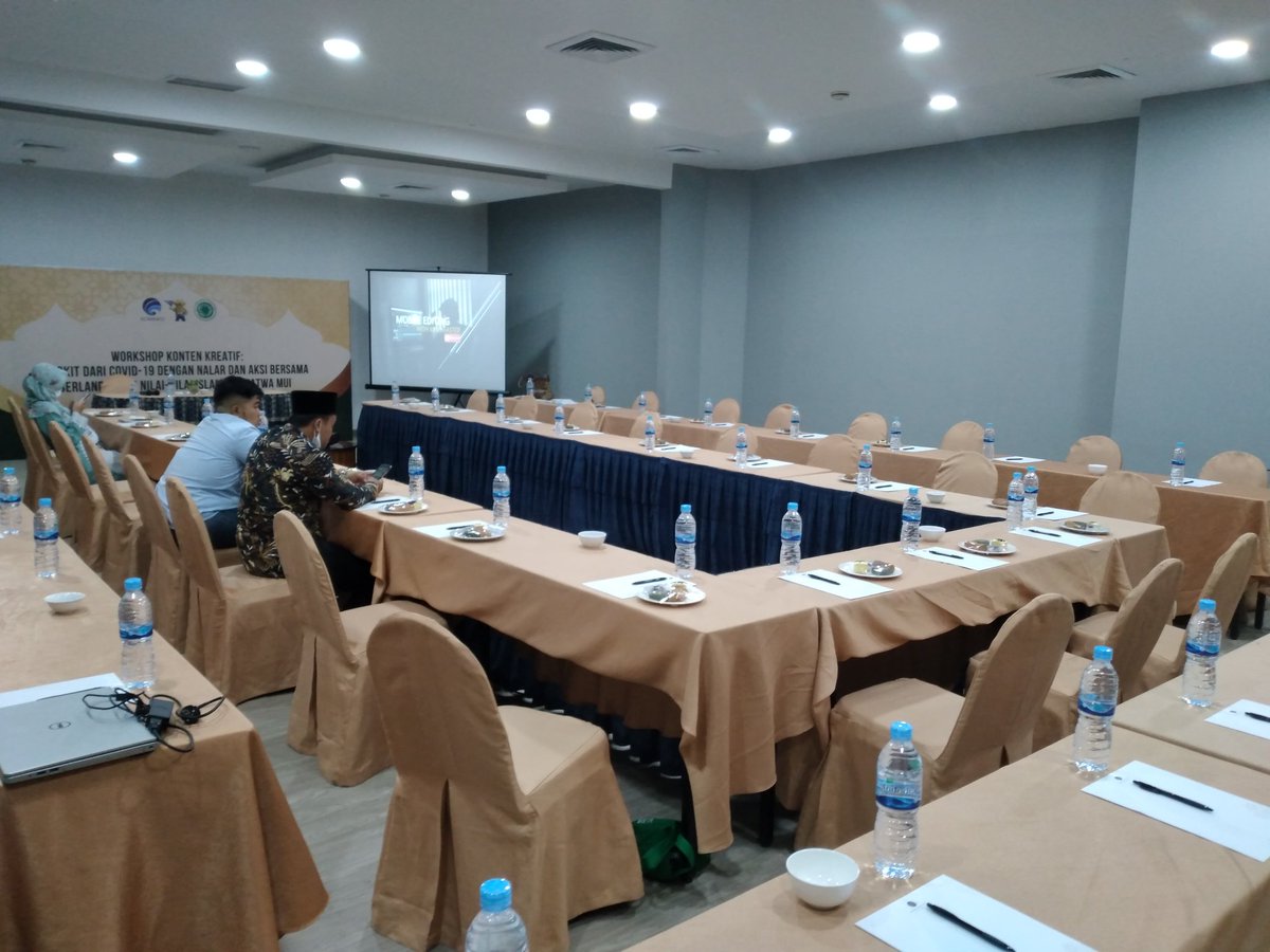 MananSir1's tweet photo. Persiapan materi ke 2 kelas B dalam lanjutan acara workshop yg di selenggarakan mui dan kominfo
#IslamwasthiyahMUI
#MUISumateraUtara
@GBerpikir 
@Julhamdi8 @RasyidSinaga1 https://t.co/T43grvMx5c