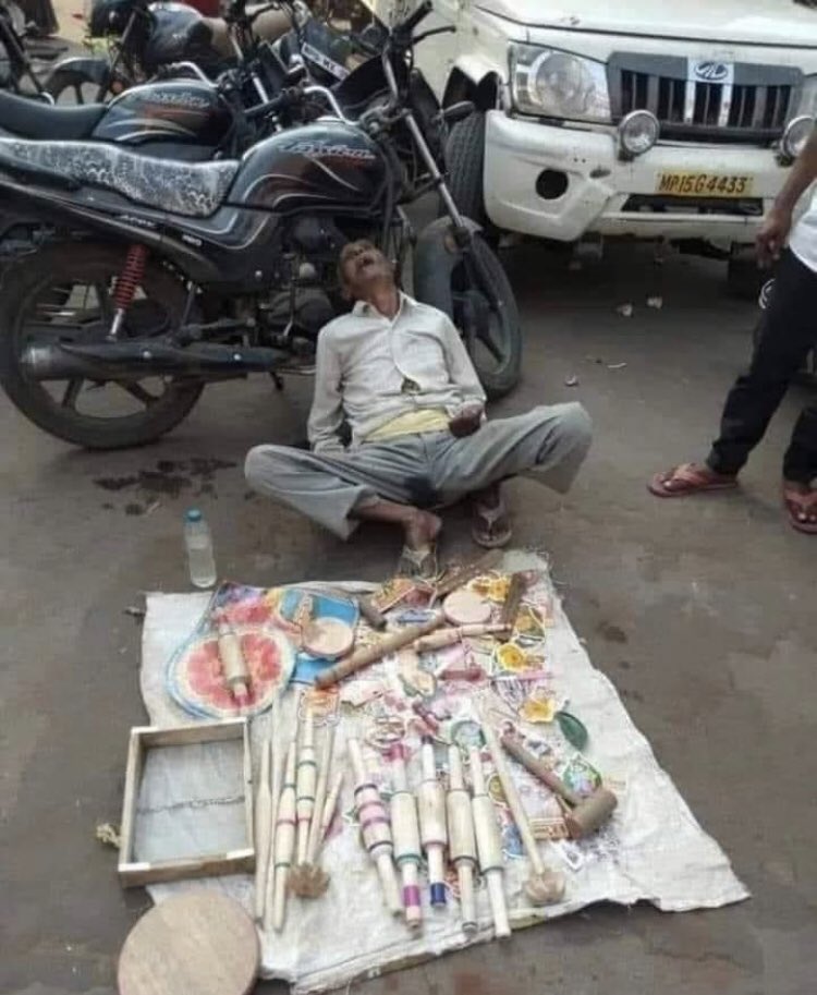 drasmalhi's tweet photo. इन्तेजार #एक_ग्राहक और #दो_रोटी का था,
मौत ने दोनों सवाल ही खत्म कर दिए !
ऐसे लोगो को कभी इग्नोर ना करे कुछ न कुछ जरूर खरीदे ताकि इनकी गुजर बसर चलती रहे !
विनम्र श्रद्धांजलि
😭😭😭😭😭 https://t.co/L6IGuNhqsY