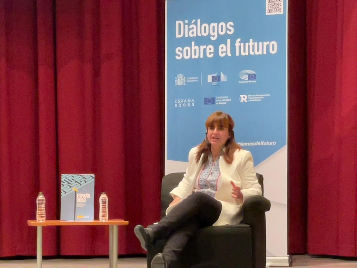 ComisionEuropea's tweet photo. 👉@maria_gafo “Es imposible tener un mundo rural vivo sin jóvenes ni mujeres. Desde 🇪🇺 vamos a poner en marcha un plan esencial con 9 iniciativas y 15 acciones para, de aquí a 2040, tener unas zonas rurales más fuertes más resilientes más prósperas y mejor conectadas.” @EUAgri https://t.co/nEsceMVqUR