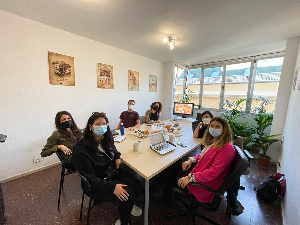 AUEUYouthHub's tweet photo. Field monitoring visit @FundacionFarrah premises in Gran Canaria discussing about the Proedic project of the Cluster of Education & Skills.
@MarilenaMaragou
#AUEUYouthHub #Education #Proedic https://t.co/vOpMnSbTkP