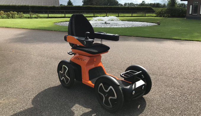 La empresa neerlandesa <a href="/scoozy/">Scoozy | Empowering Independent Mobility</a>, a través de su cuenta  de Twitter, ha ofrecido a Louis Van Gaal esta silla por si la quiere usar para el trascendental Países Bajos-Noruega en el que está en juego la clasificación para el Mundial de Catar.