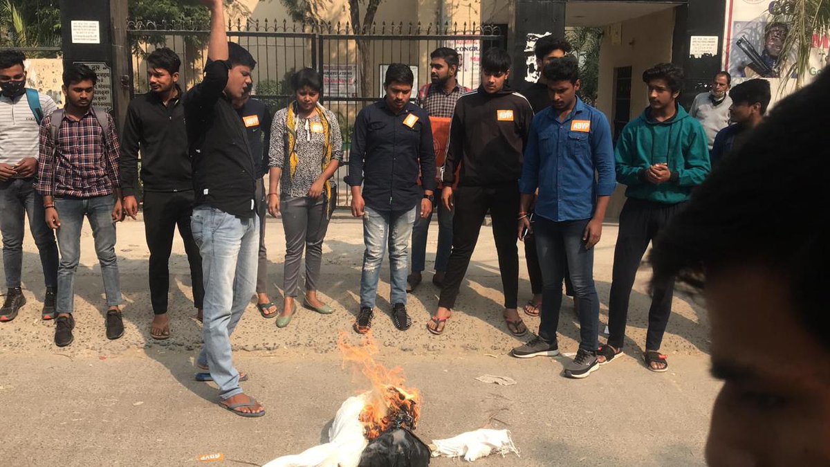 Ravipandey_fbd's tweet photo. #Abvpfaridabad
जेएनयू विश्वविद्यालय में वामपंथी गुंडों द्वारा @ABVPVoice के कार्यकर्ताओं पर किया गया कायराना हमले के विरोध में विद्यार्थी परिषद @AbvpFaridabad @HaryanaAbvp के कार्यकर्ताओं ने फूंका वामपंथी विचारधारा वाले संगठनो का पुतला।
#LeftAttacksJNU
#CondemnRedTerror https://t.co/ESsu5Gge65