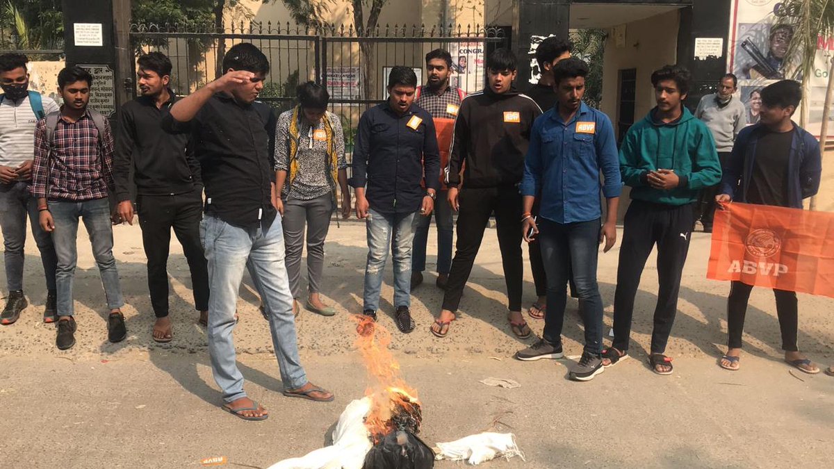 Ravipandey_fbd's tweet photo. #Abvpfaridabad
जेएनयू विश्वविद्यालय में वामपंथी गुंडों द्वारा @ABVPVoice के कार्यकर्ताओं पर किया गया कायराना हमले के विरोध में विद्यार्थी परिषद @AbvpFaridabad @HaryanaAbvp के कार्यकर्ताओं ने फूंका वामपंथी विचारधारा वाले संगठनो का पुतला।
#LeftAttacksJNU
#CondemnRedTerror https://t.co/ESsu5Gge65