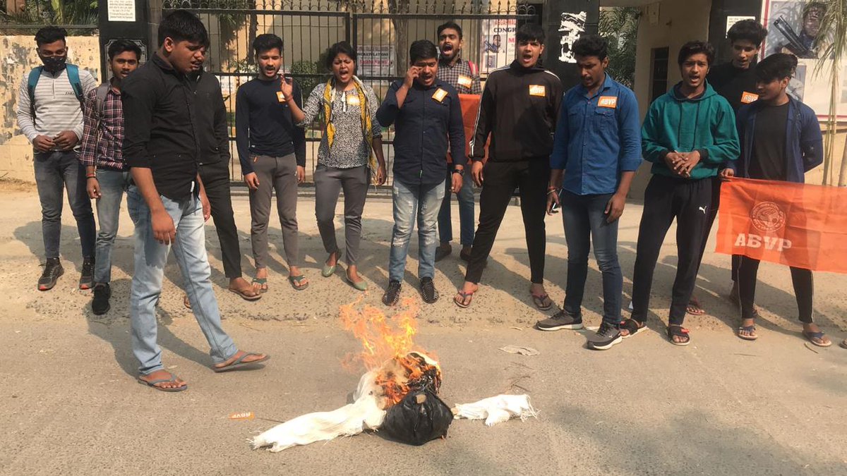 Ravipandey_fbd's tweet photo. #Abvpfaridabad
जेएनयू विश्वविद्यालय में वामपंथी गुंडों द्वारा @ABVPVoice के कार्यकर्ताओं पर किया गया कायराना हमले के विरोध में विद्यार्थी परिषद @AbvpFaridabad @HaryanaAbvp के कार्यकर्ताओं ने फूंका वामपंथी विचारधारा वाले संगठनो का पुतला।
#LeftAttacksJNU
#CondemnRedTerror https://t.co/ESsu5Gge65