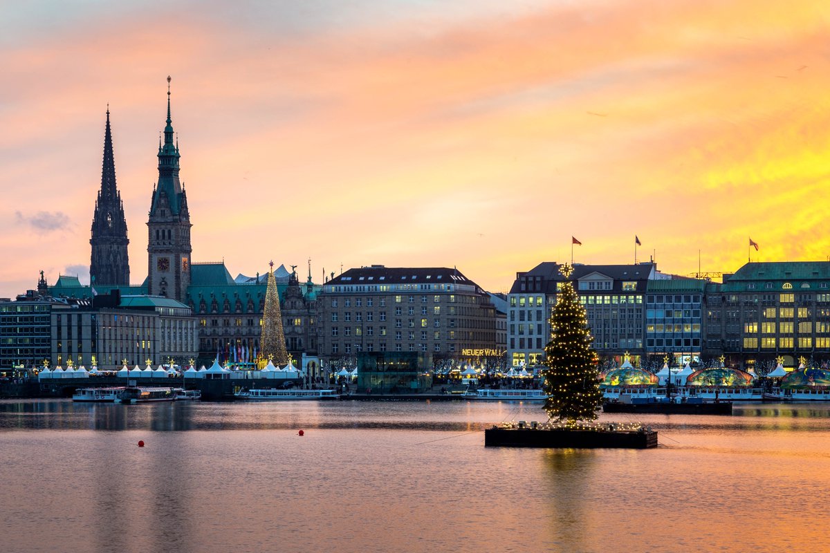 Premier Inn Deutschland (@premierinnde) on Twitter photo 🎅Hanseatisches Weihnachtsflair an der #Alster🎅
Der #Weihnachtsmarkt am Jungfernstieg hat ein einmaliges Konzept: Weiße Pagodenzelte, ein eindrucksvolles Lichterspiel & eine funkelnde Tanne inmitten der #Alster!🎄Jetzt buchen: premierinn.com/de/de/hotels/d… 💜
<a href="/visitHamburg/">visit Hamburg</a> #premierinn 🎅Hanseatisches Weihnachtsflair an der #Alster🎅
Der #Weihnachtsmarkt am Jungfernstieg hat ein einmaliges Konzept: Weiße Pagodenzelte, ein eindrucksvolles Lichterspiel & eine funkelnde Tanne inmitten der #Alster!🎄Jetzt buchen: premierinn.com/de/de/hotels/d… 💜
<a href="/visitHamburg/">visit Hamburg</a> #premierinn