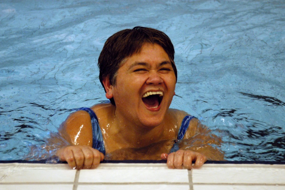 Kikkersprongen, vrij zwemmen en spierballen kweken. Het gebeurt allemaal tijdens een zwemles van #sportbelangsgk. Ook een keer meedoen met een zwemles? 
sportbelangsgk.nl/nl/nieuws?n=21