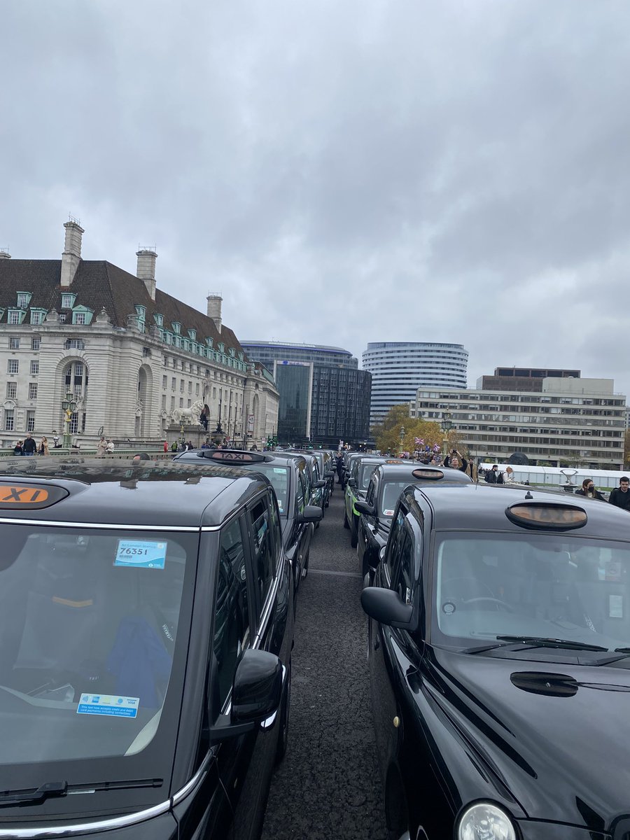 piersmorgan's tweet image. Once again, London's Black Cab drivers ferried military veterans to and from yesterday's Remembrance Service, for free.
Great people doing a great job for great people. 
That's why they're the best cabbies in the world.